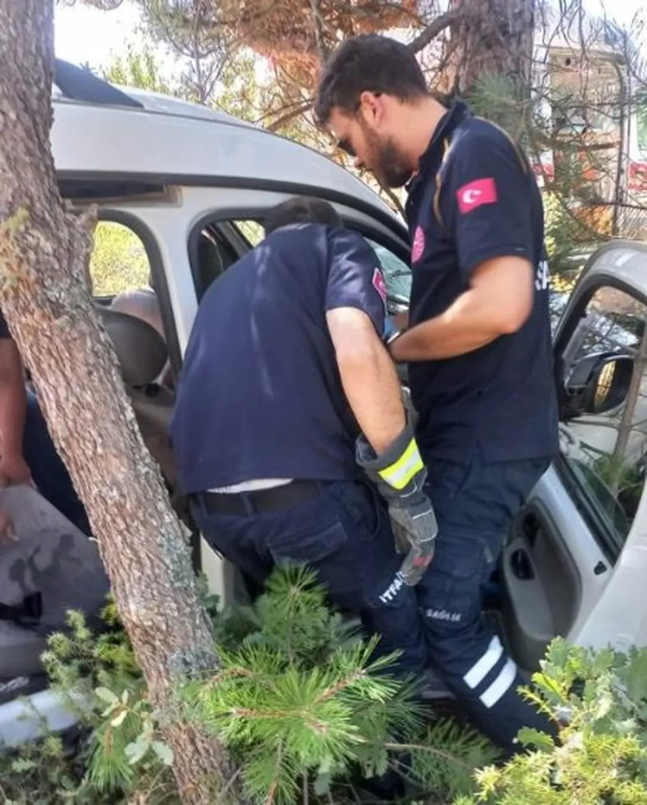 Kontrolden çıktı, ağaca çarptı! Yaşlı çiftin kahreden ölümü