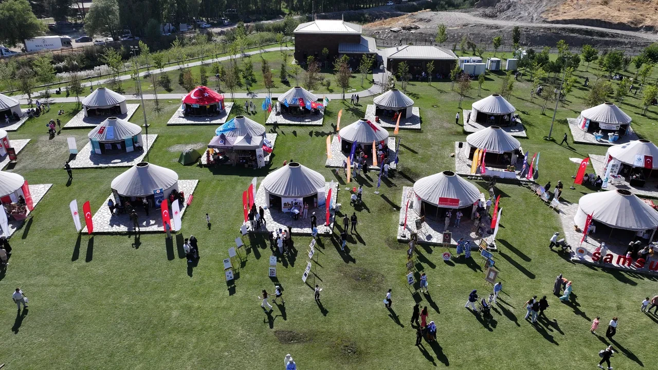 Malazgirt'in ruhu semalarda: Çelik Kanatları hayranlıkla izlediler!