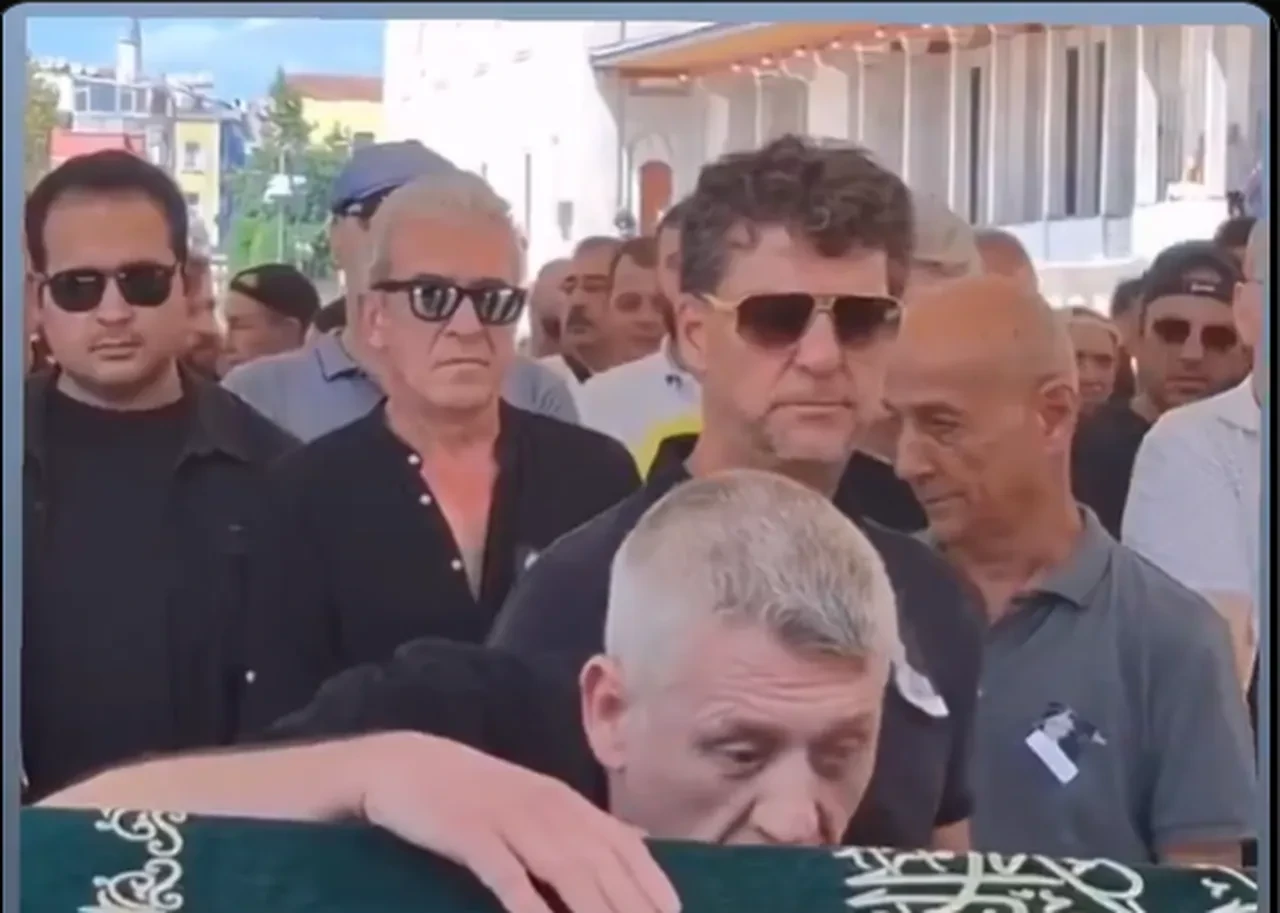 Metin Şentürk kardeşi Bayram Şentürk’ü son yolculuğuna uğurladı 