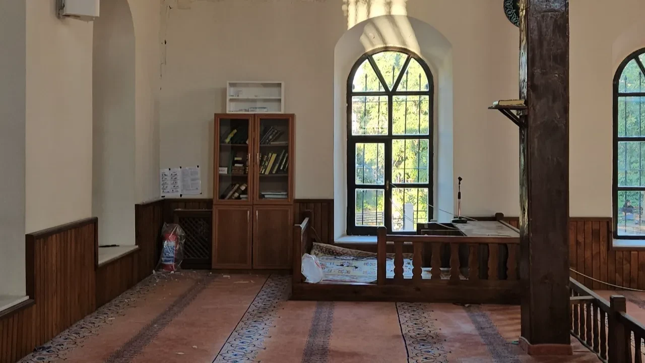 Tarihi cami de depremden hasar gördü: İbadete kapatıldı