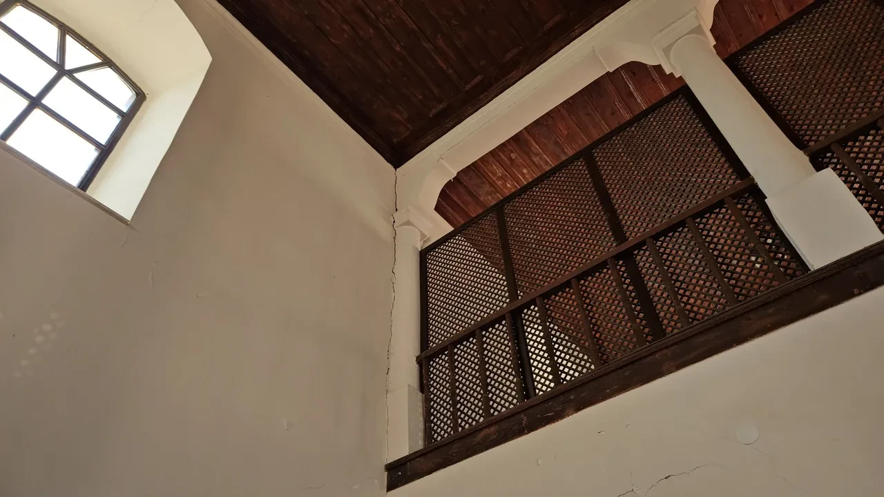 Tarihi cami de depremden hasar gördü: İbadete kapatıldı