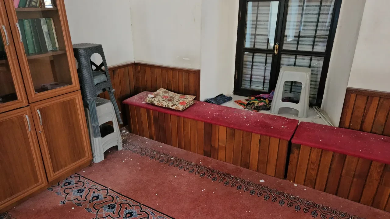 Tarihi cami de depremden hasar gördü: İbadete kapatıldı