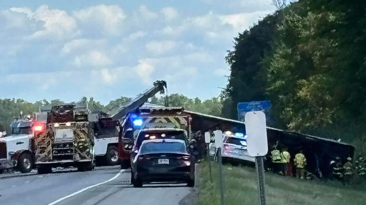 Tur otobüsü şarampole devrildi! Yolcular araçtan yola fırladı: Çok sayıda ölü var