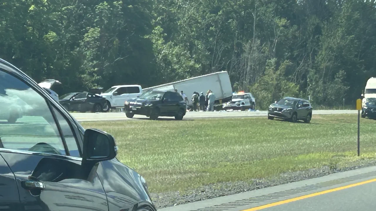 Tur otobüsü şarampole devrildi! Yolcular araçtan yola fırladı: Çok sayıda ölü var