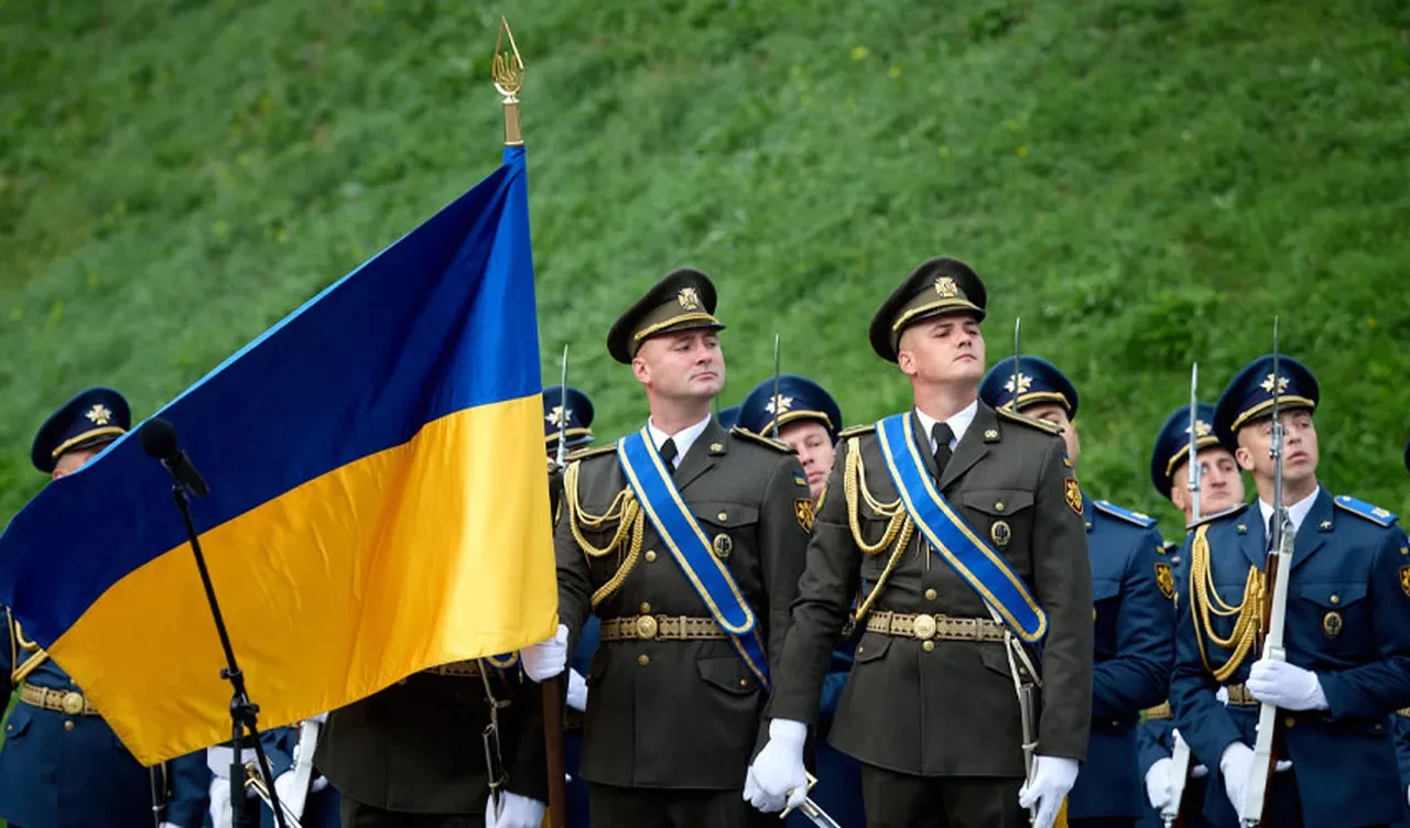 Zelenskiy, Ukrayna Bayrak Günü'nde Rusya'yı işaret etti: "Topraklarımızı işgalciye teslim etmeyeceğiz"