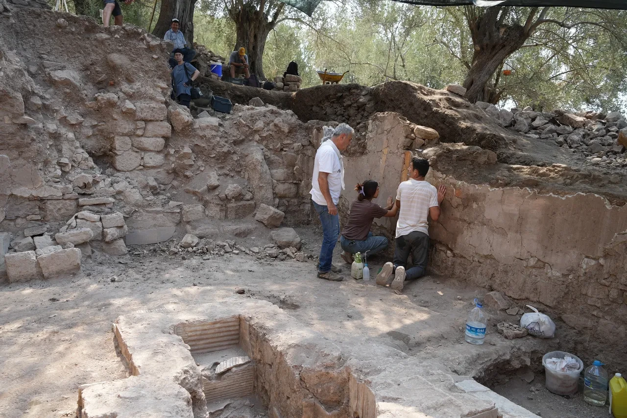 Antandros Antik Kenti kazılarında ilginç keşif! Bin 600 yıllık vaftizhane bulundu