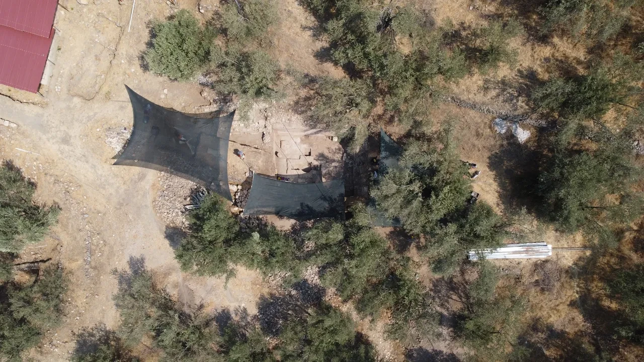 Antandros Antik Kenti kazılarında ilginç keşif! Bin 600 yıllık vaftizhane bulundu