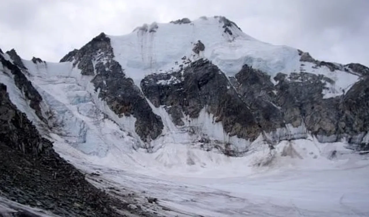 Ayağı kırılan dağcıyı kurtarma çalışmaları da felaketle sonuçlandı, ölüme terk edildi