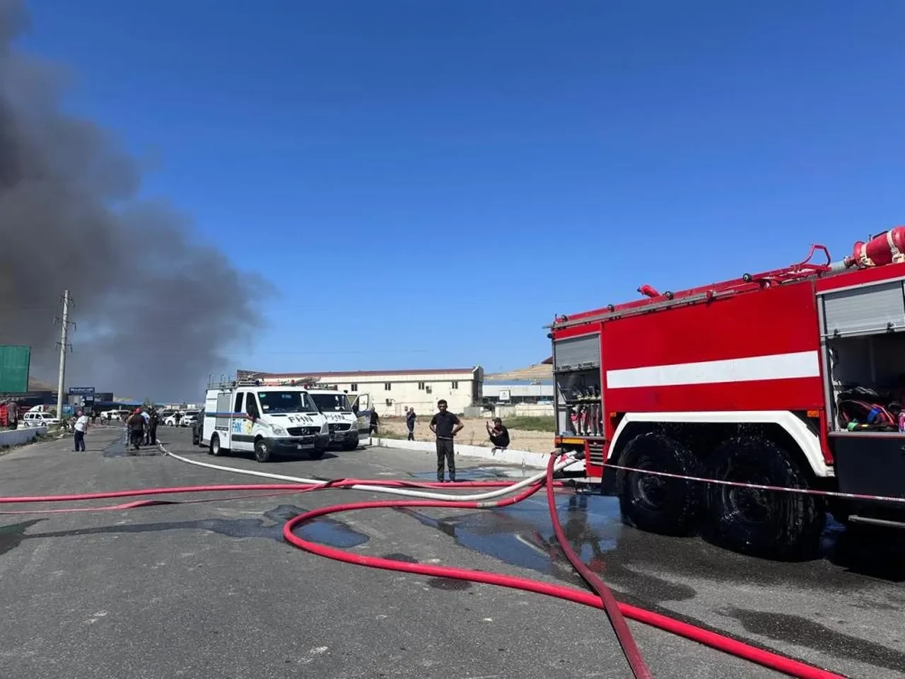 Azerbaycan'da AVM yangını! Ekipler alarma geçti