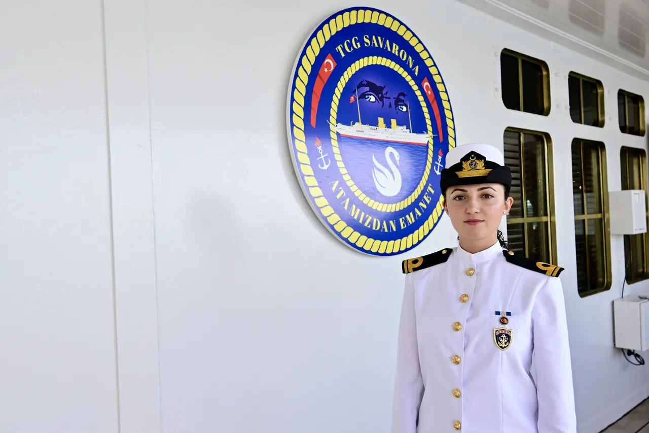 Boğaz'da milli gurur! TCG Anadolu ve Savarona İstanbul'u selamlıyor