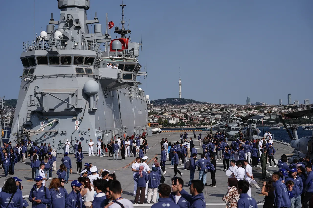 Boğaz'da milli gurur! TCG Anadolu ve Savarona İstanbul'u selamlıyor