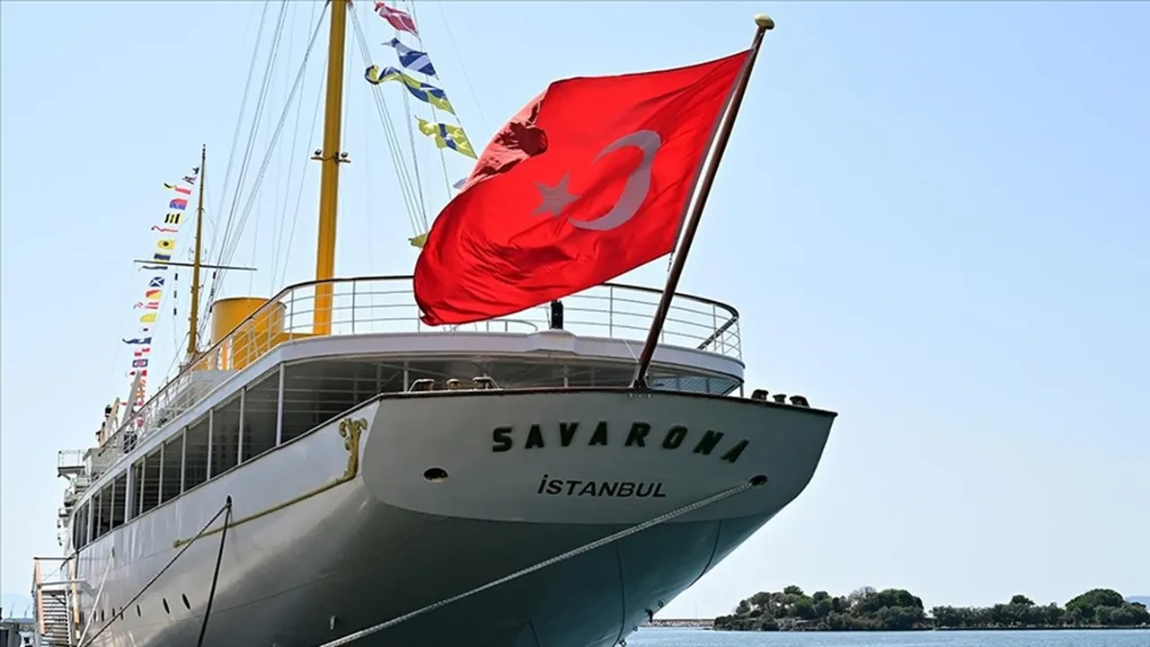 Boğazdan gemi geçişi ne zaman, saat kaçta, nereden izlenir? TCG Anadolu, Savarona ve 7 gemi İstanbul Boğazı'nı selamlayacak