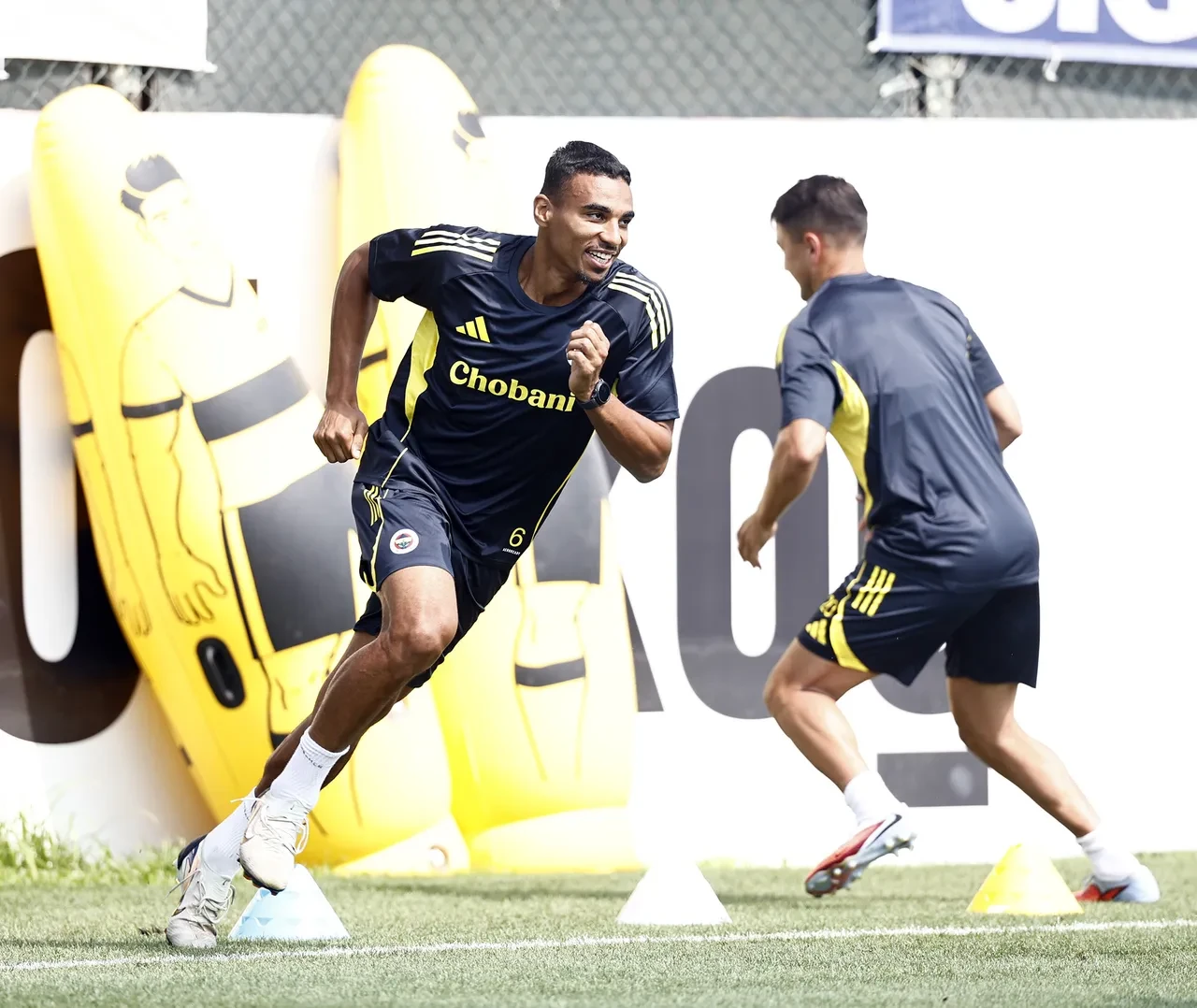 Fenerbahçeli yıldıza flaş teklif! Kulüp yetkilileri İstanbul'a geldi