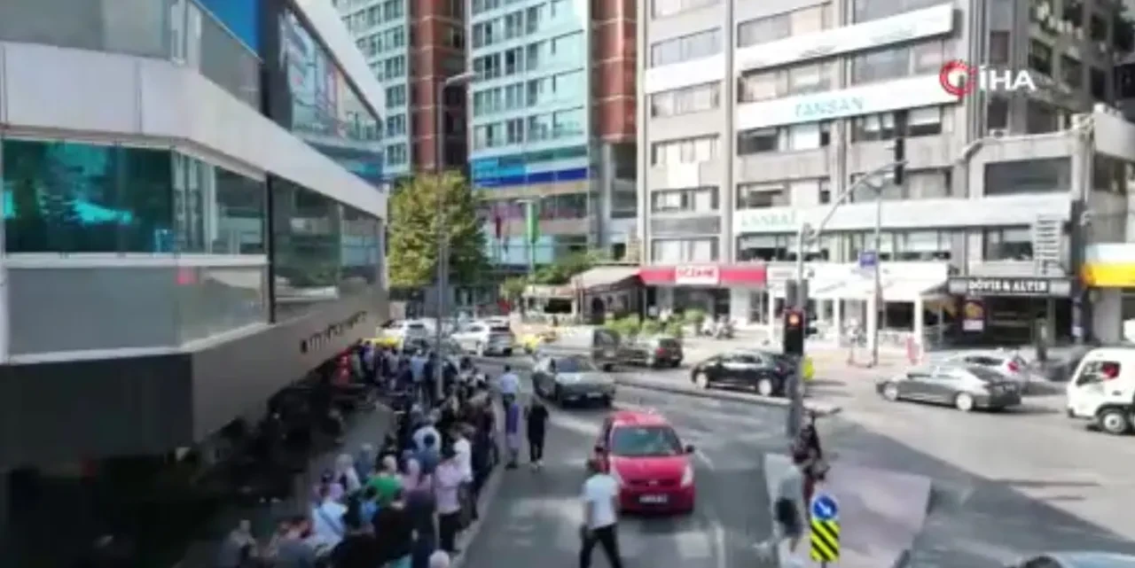 Gece yarısı sıraya girdiler! 8 saat kuyrukta beklediler 