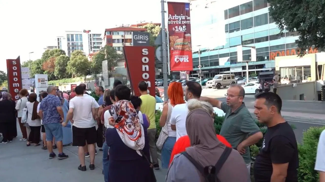 Gece yarısı sıraya girdiler! 8 saat kuyrukta beklediler 