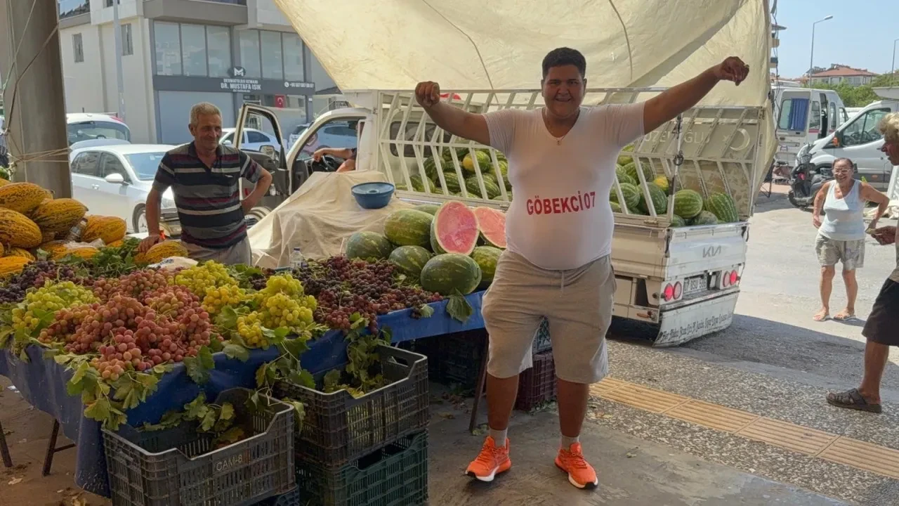 Göbek atarak karpuzu satıyor! Sosyal medyada viral oldu