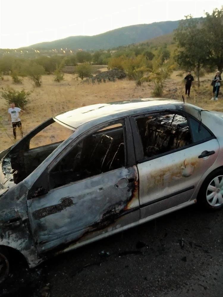 Ankara'da seyir halindeki otomobilde çıkan yangın tarlaya sıçradı
