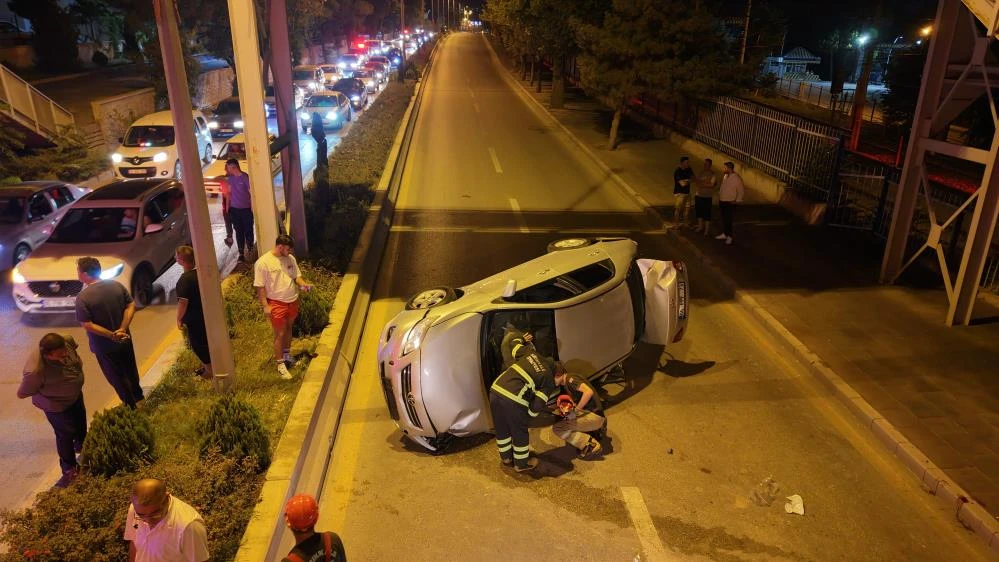 Kırıkkale’de üst geçitte kaza dehşeti: Hurdaya dönen araçtan 3 genç sağ çıkarıldı