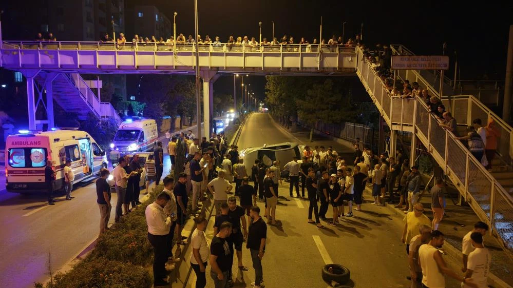 Kırıkkale’de üst geçitte kaza dehşeti: Hurdaya dönen araçtan 3 genç sağ çıkarıldı