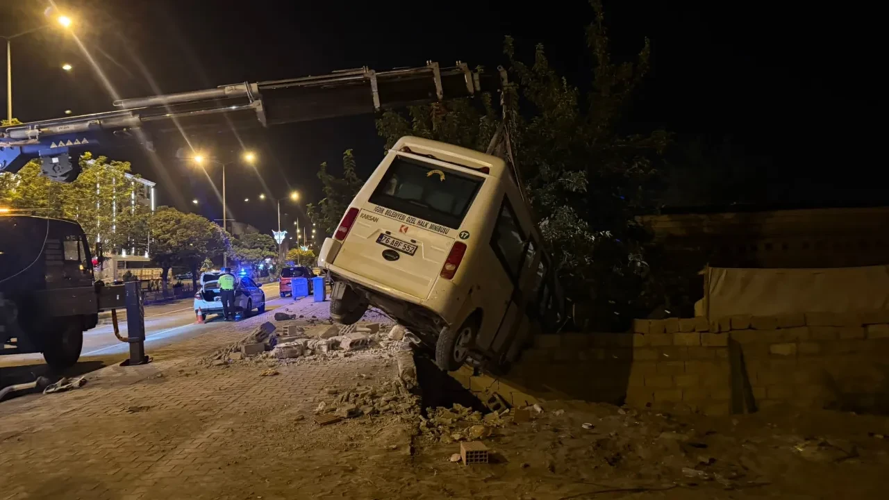 Kaza yapan yolcu minibüsü bahçe duvarında asılı kaldı