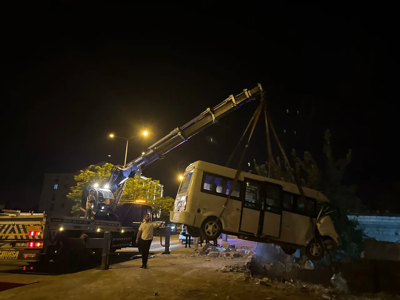 Kaza yapan yolcu minibüsü bahçe duvarında asılı kaldı