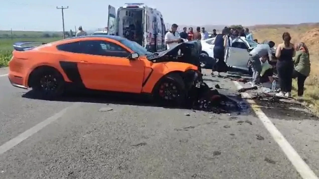 Lüks araçlar kafa kafaya çarpıştı! Yaralılar var