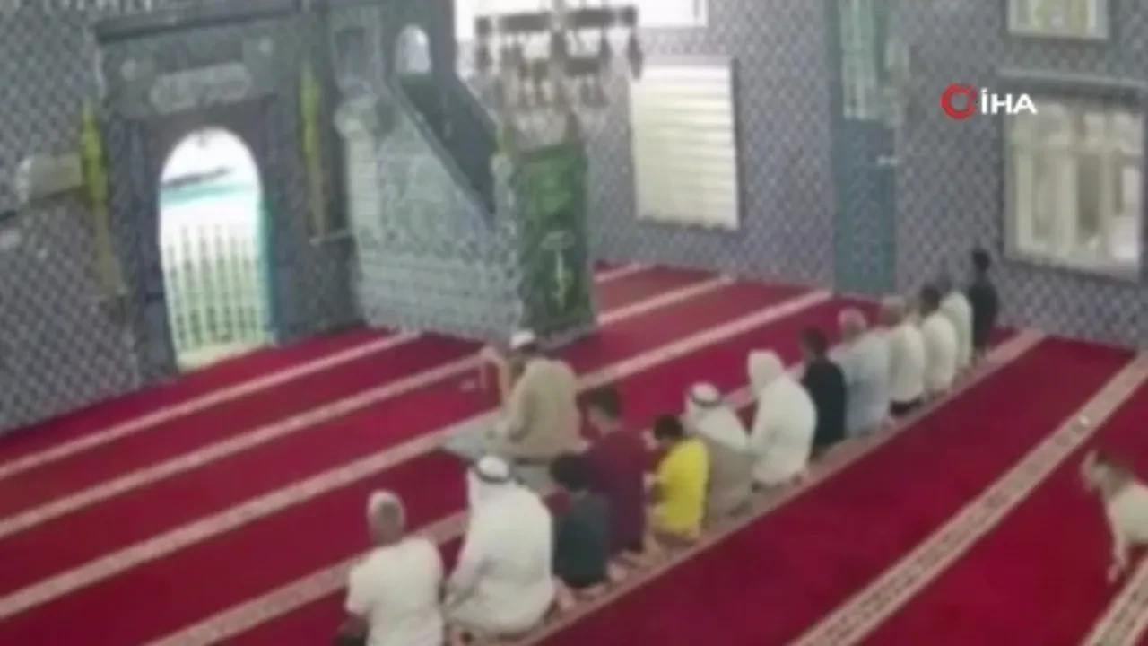 Namaz kılan cemaate şok! Arkalarından gelen sesle neye uğradıklarını şaşırdılar 