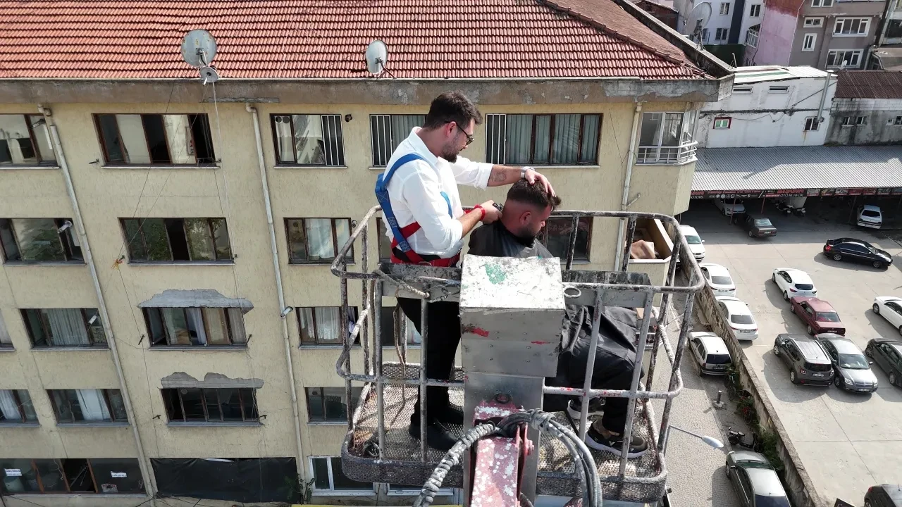 Tıraş olmak için cesaret lazım! Müşteri 20 metrede makasa teslim oldu