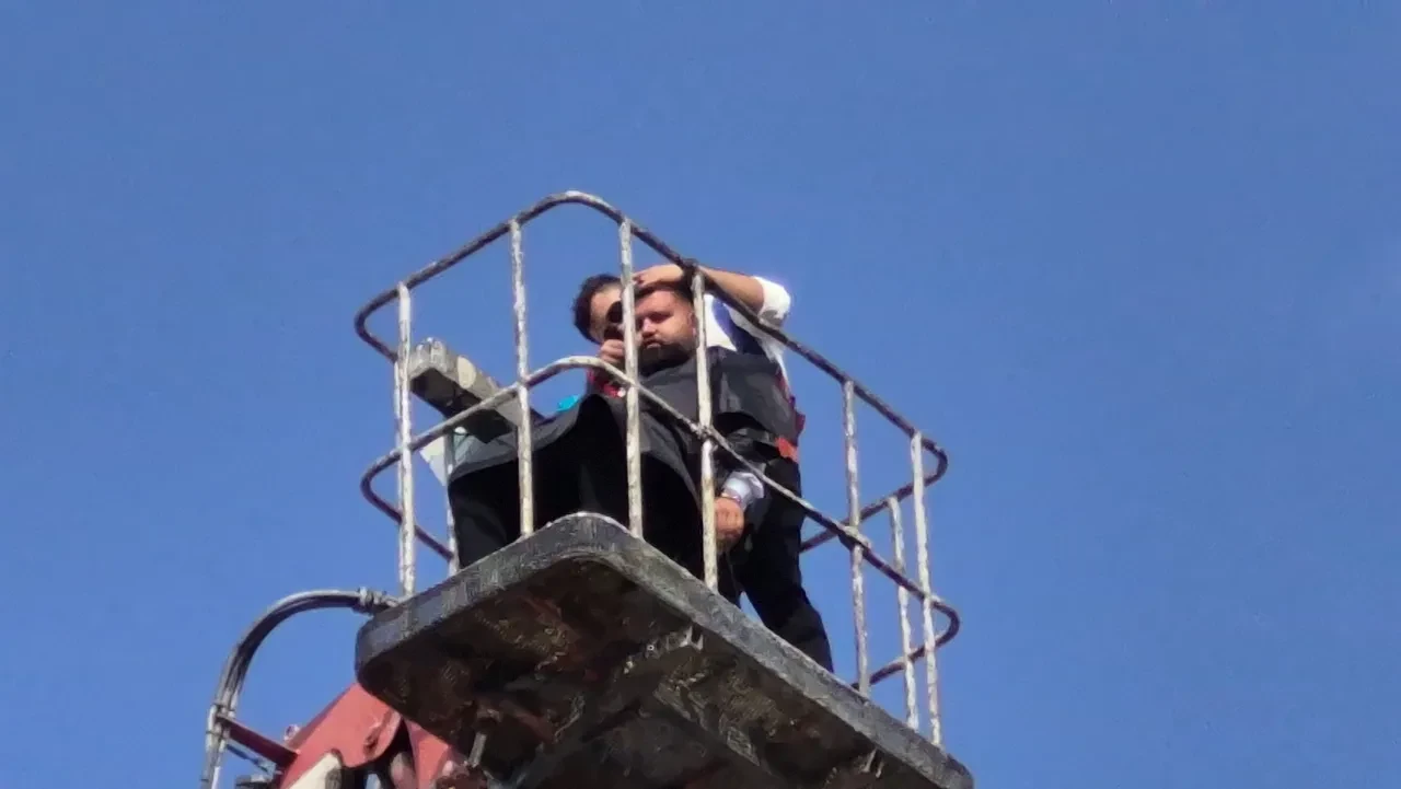 Tıraş olmak için cesaret lazım! Müşteri 20 metrede makasa teslim oldu