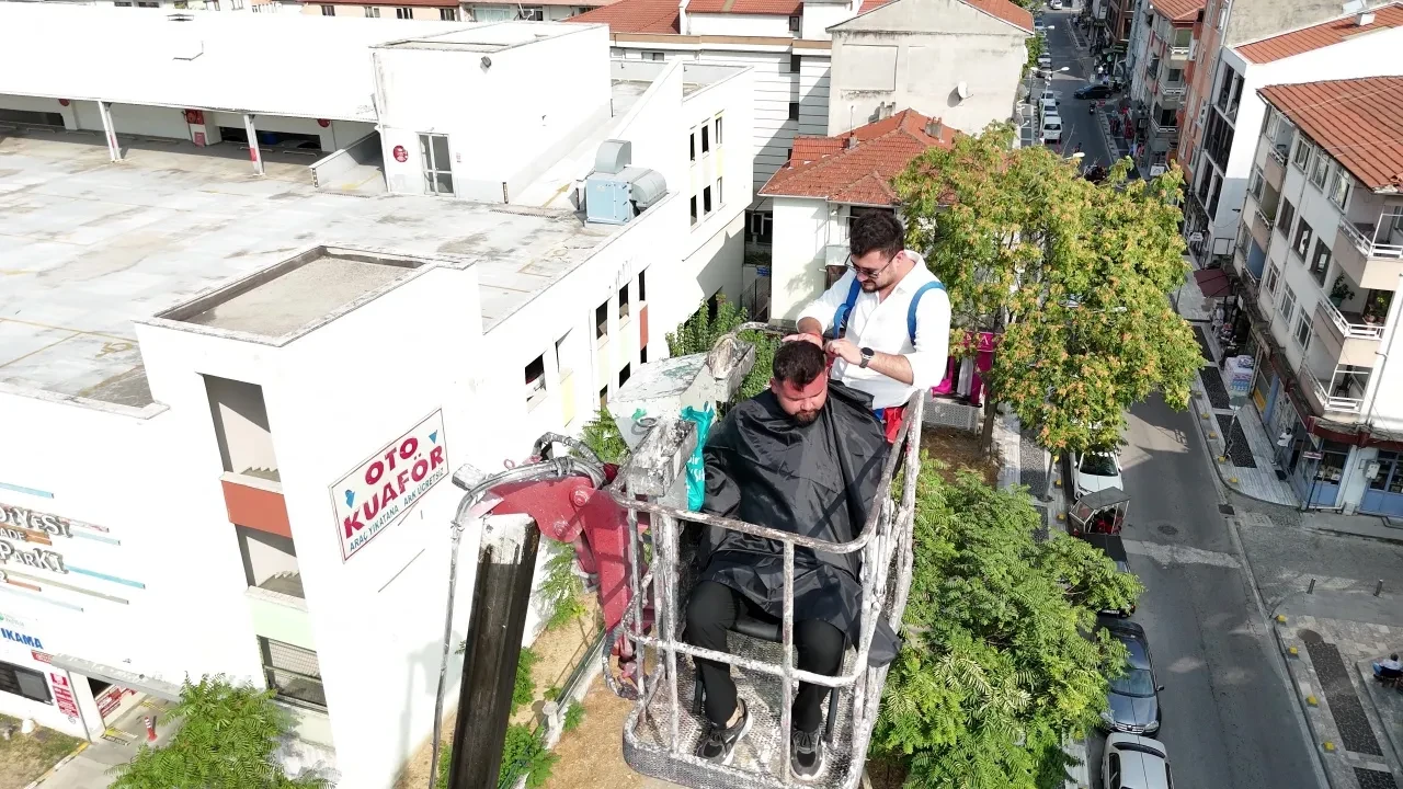 Tıraş olmak için cesaret lazım! Müşteri 20 metrede makasa teslim oldu