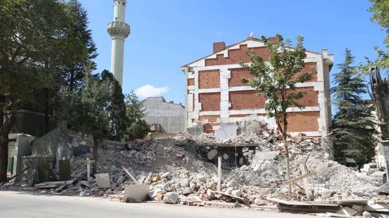 Yıkım çalışmasında camide büyük panik! Hemen güvenlik şeridi çekildi