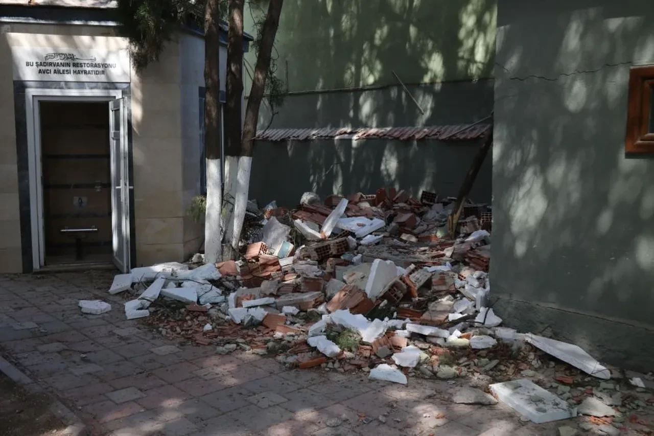 Yıkım çalışmasında camide büyük panik! Hemen güvenlik şeridi çekildi