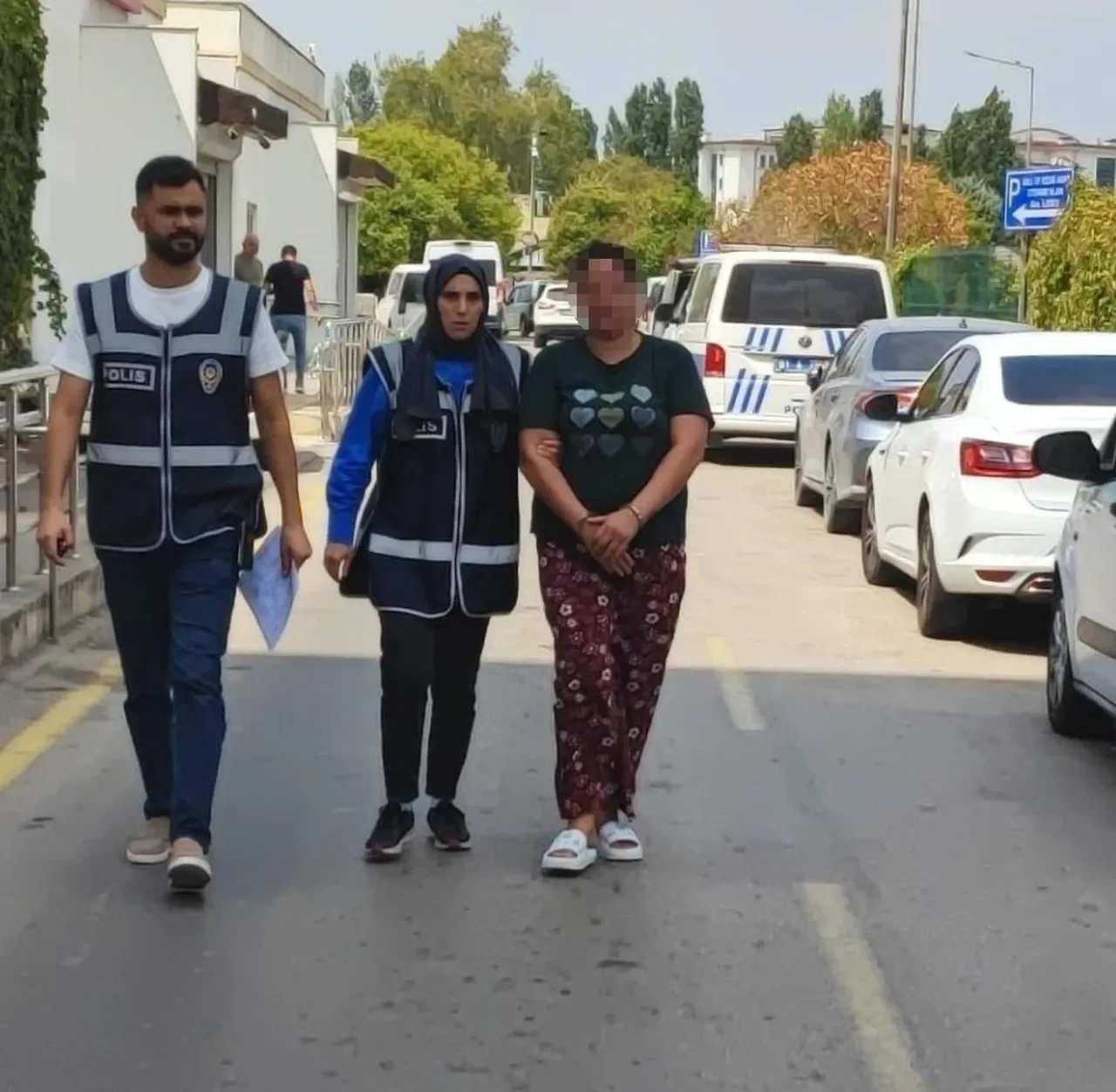 Annesi tarafından bıçakla kovalanmıştı! Çektiği videoda gözyaşlarına boğuldu