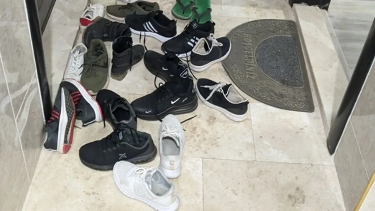 Apartmanda kapı önü ayakkabı krizi! Davalık olabilirsiniz