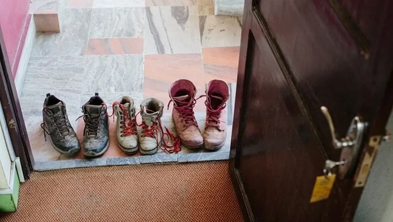 Apartmanda kapı önü ayakkabı krizi! Davalık olabilirsiniz