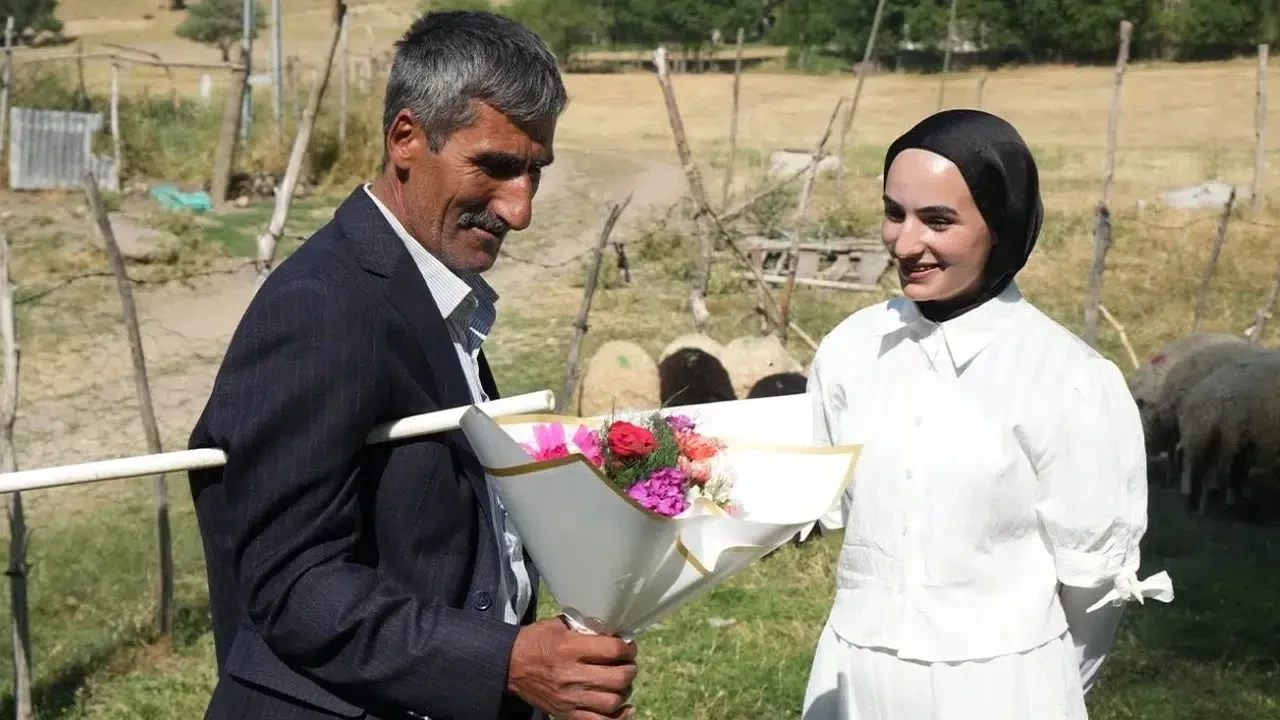 Babası YKS çıkışında çiçekle karşılamıştı! Çimen Gülen, hayalindeki bölüme yerleşti