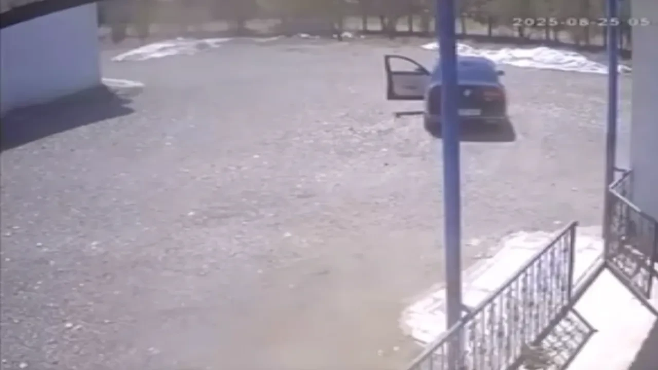 Freni çekmeyi unuttu, duvara çarptı! O anlar kamerada