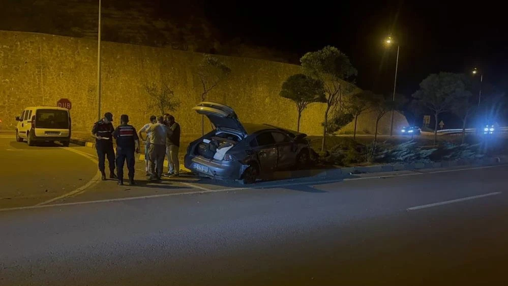 Zonguldak Alaplı’da ters yöne giren otomobil kaza yaptı