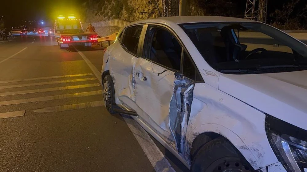 Zonguldak Alaplı’da ters yöne giren otomobil kaza yaptı