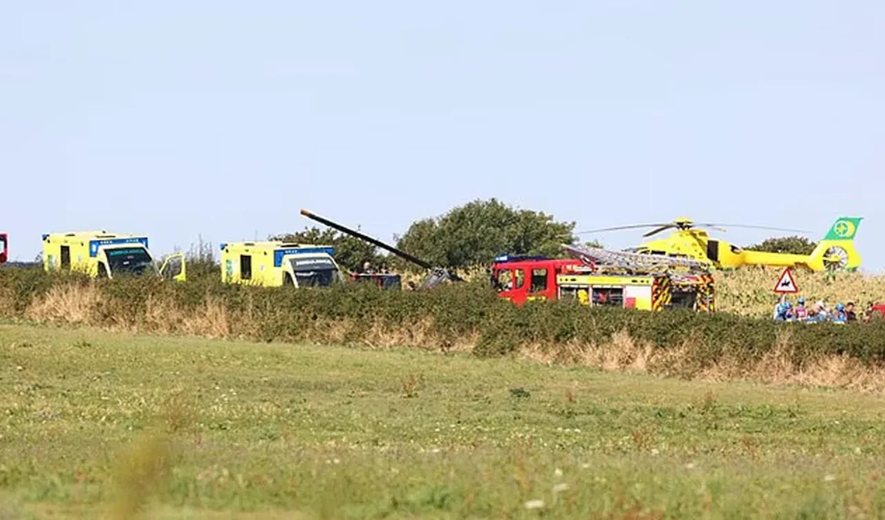 İngiltere'de helikopter kazası: Tarlaya düştü