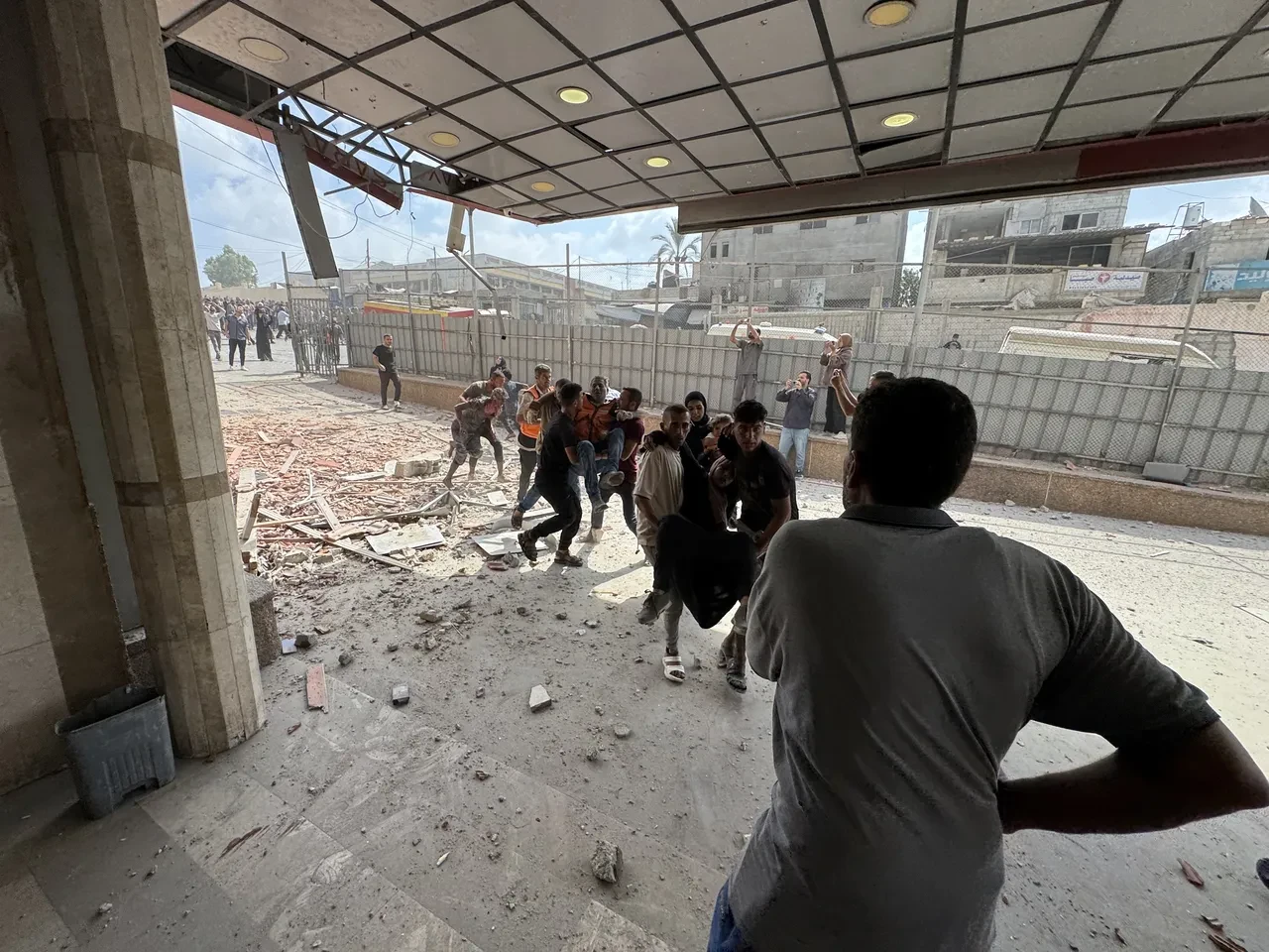 İsrail Gazze'de Nasır Hastanesi'ni vurdu: Gazeteciler ve sağlık çalışanları öldürüldü