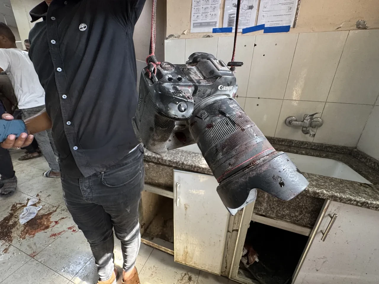 İsrail Gazze'de Nasır Hastanesi'ni vurdu: Gazeteciler ve sağlık çalışanları öldürüldü