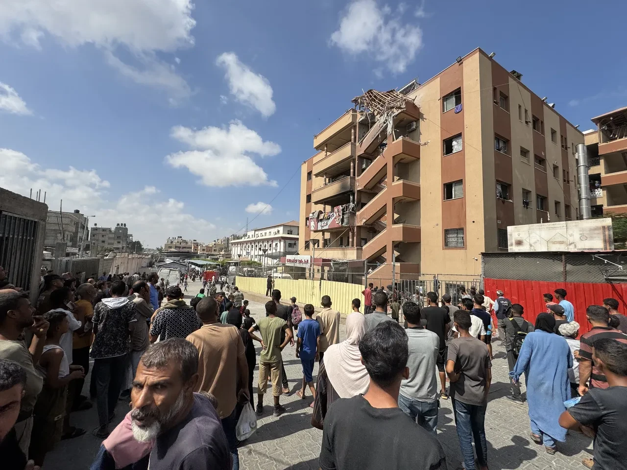 İsrail Gazze'de Nasır Hastanesi'ni vurdu: Gazeteciler ve sağlık çalışanları öldürüldü