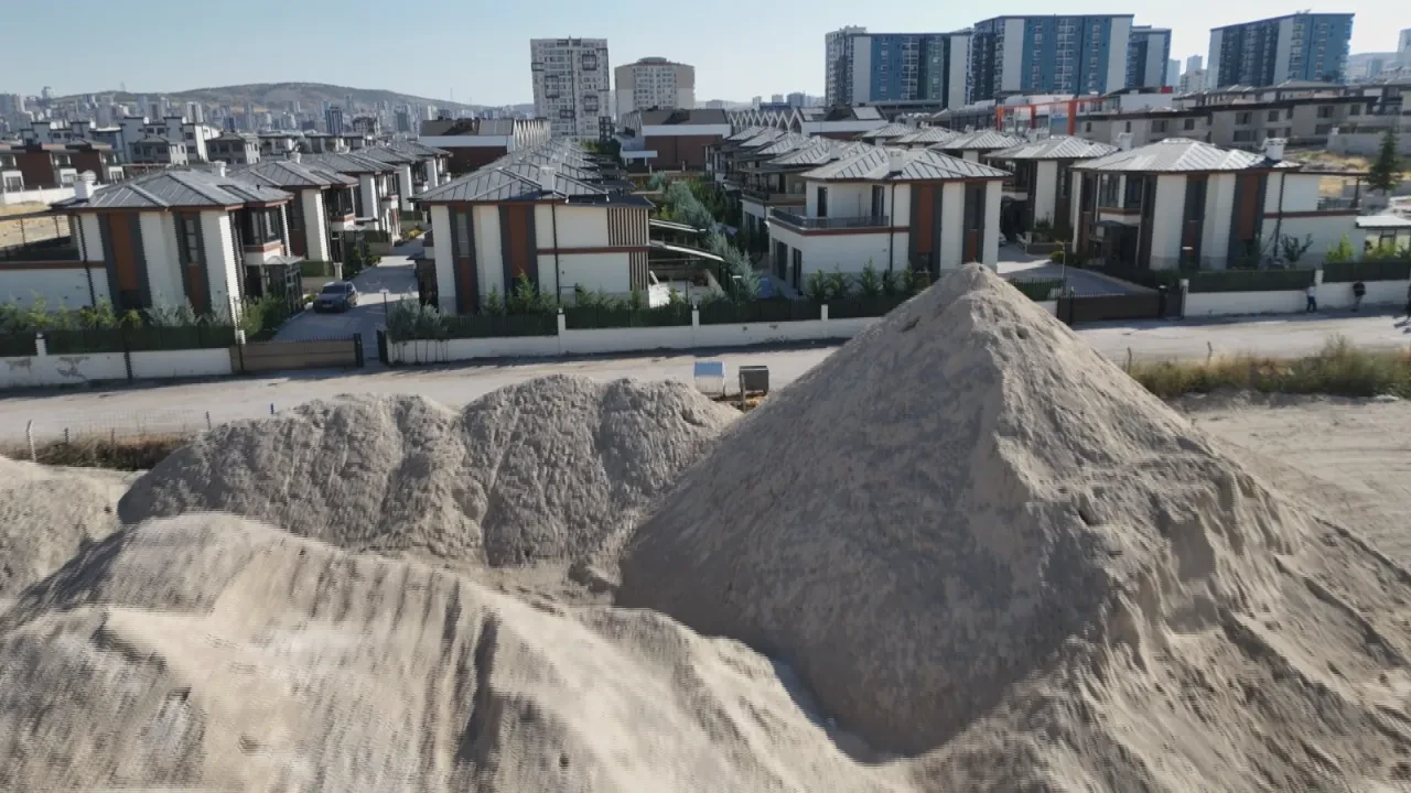 Mahalleli küplere bindi! Yerleşim yerindeki hafriyat deposu isyanı