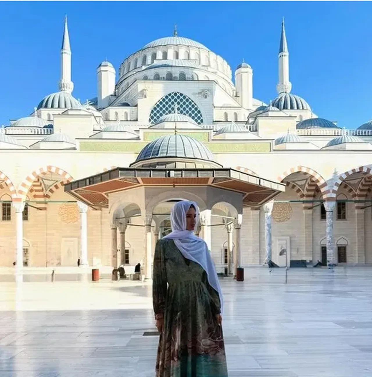 Mauro Icardi'nin sevgilisi China Suarez Çamlıca Camii’yi ziyaret etti! Paylaşımlarına beğeni yağdı