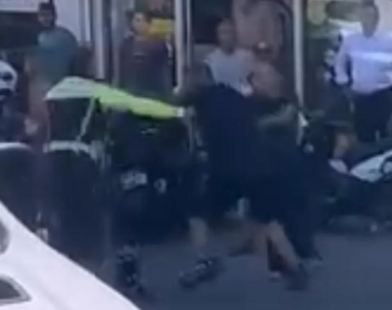 Polisi tekme ve yumruklarla dakikalarca darp etti! Korkunç anlar kamerada