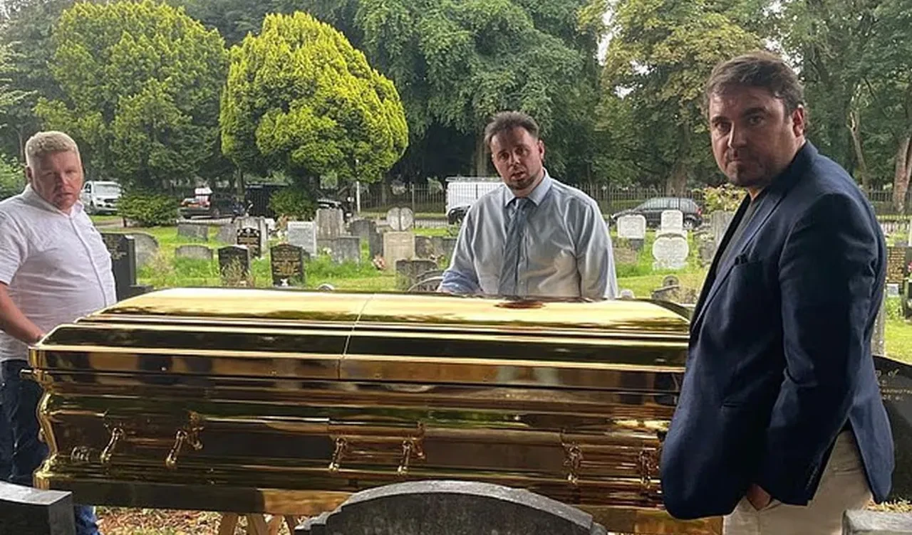 'Roman kral' altın tabutla 6 gün gezdirildi! Görkemli uğurlama ağızları açık bıraktı