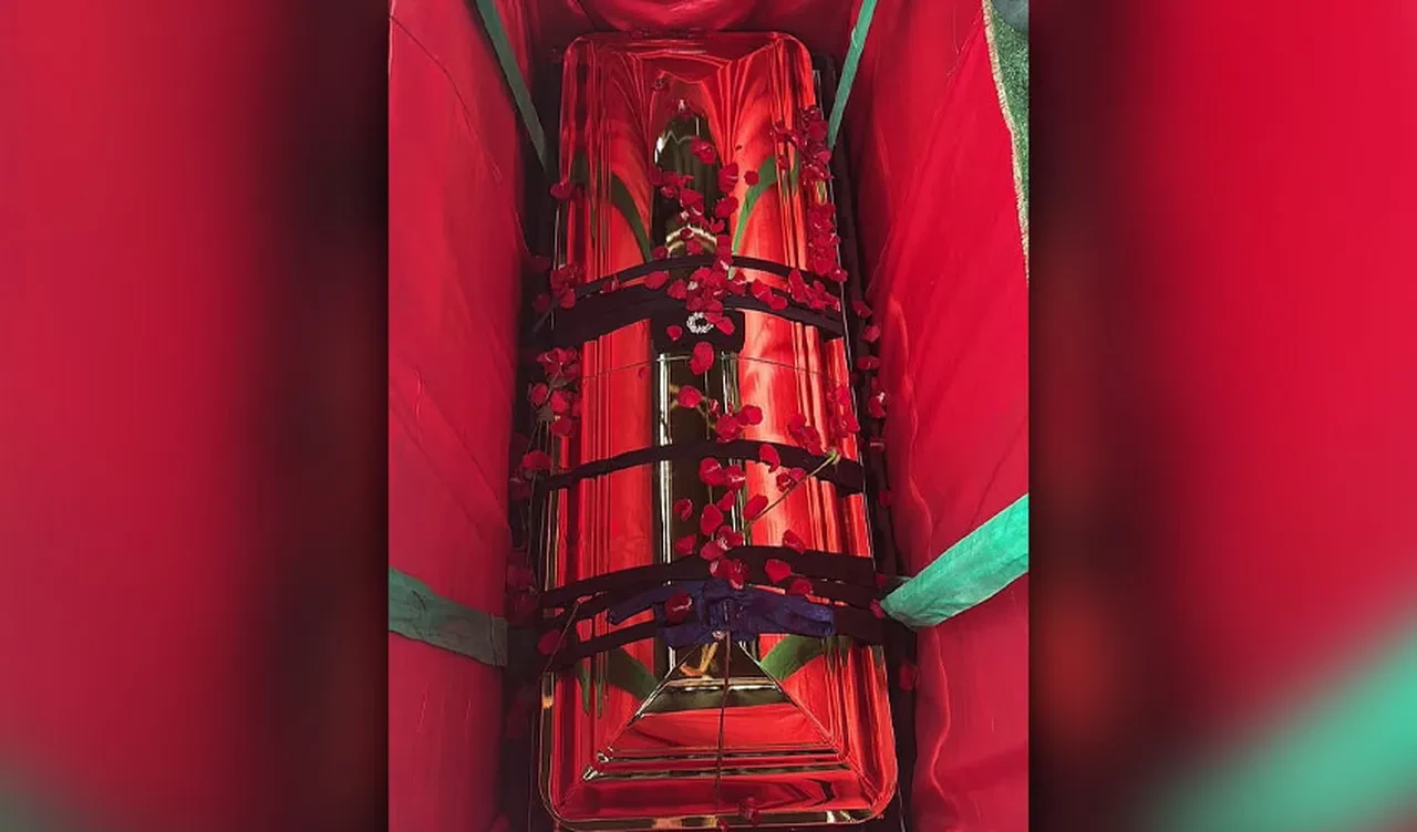 'Roman kral' altın tabutla 6 gün gezdirildi! Görkemli uğurlama ağızları açık bıraktı