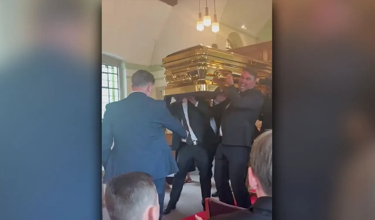 'Roman kral' altın tabutla 6 gün gezdirildi! Görkemli uğurlama ağızları açık bıraktı