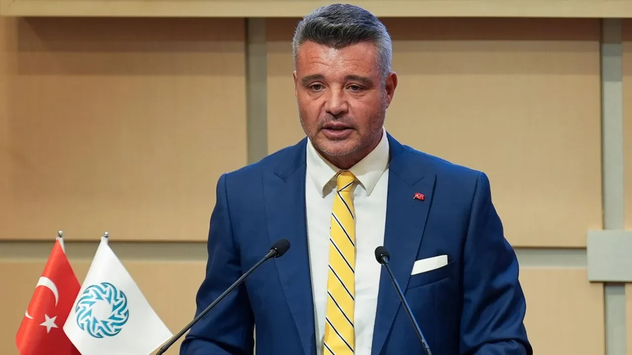 /futbol/sadettin-saran-imzalarla-kulube-geliyor-fenerbahce-baskanligina-aday-olmustu-3244102